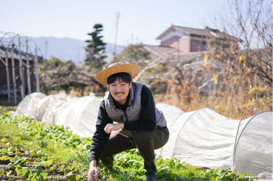 1. ツバが広い帽子やフードを被る