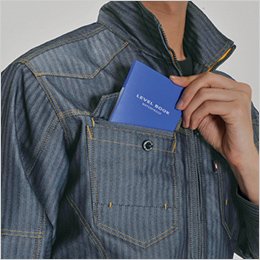 便利な胸ポケット付き!