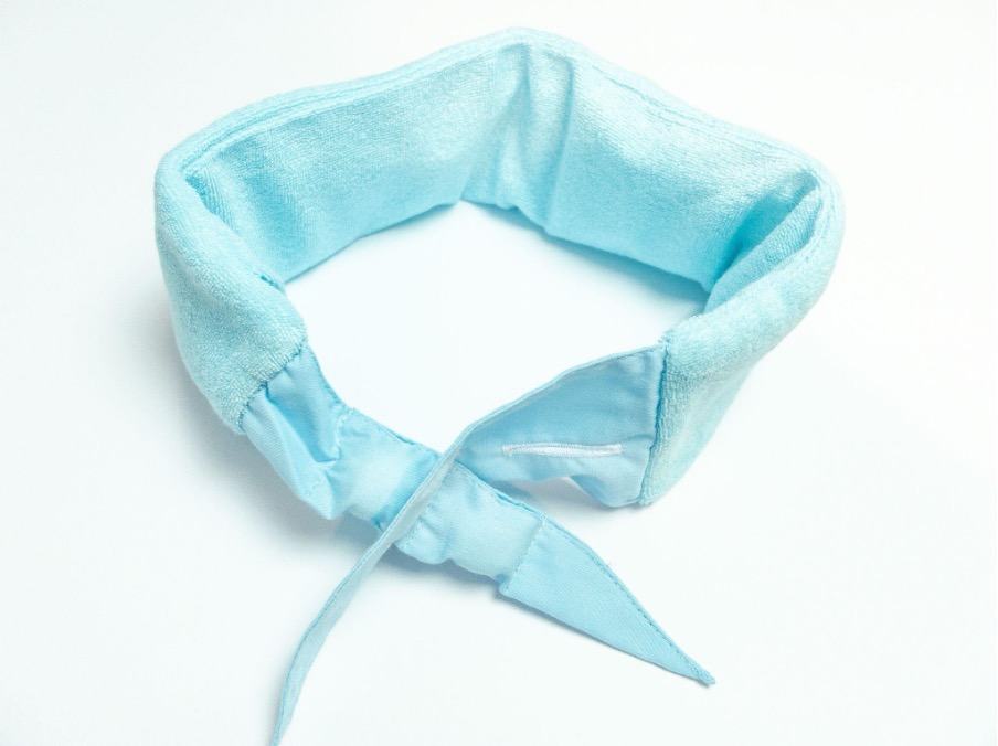 2. 冷感スカーフを巻く