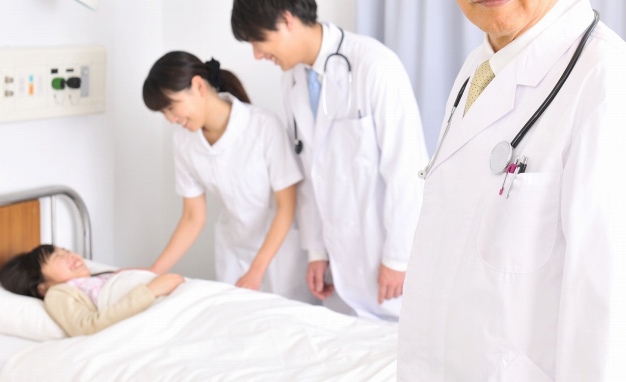 白い白衣の医療スタッフたちのイメージ