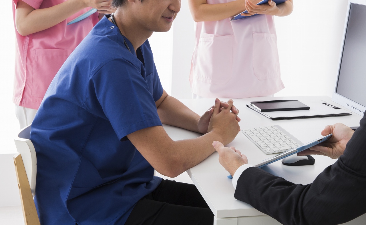 複数の色の医療ユニフォームを着たスタッフたちのイメージ