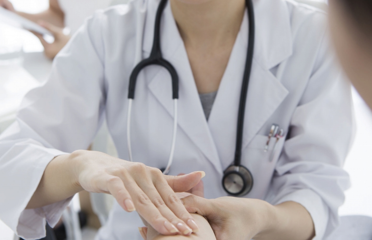 診断する白い白衣の医療スタッフイメージ