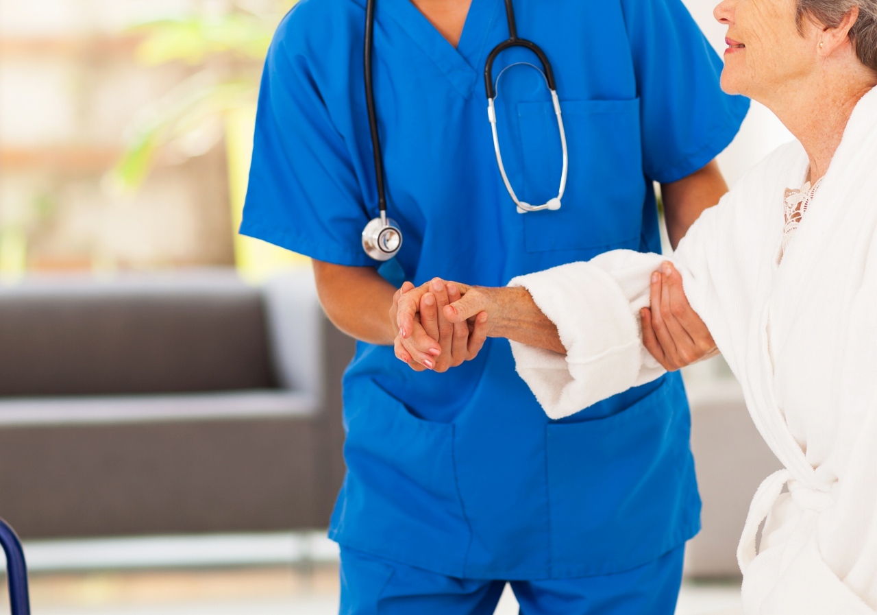 青い医療ユニフォームの医療スタッフと患者のイメージ