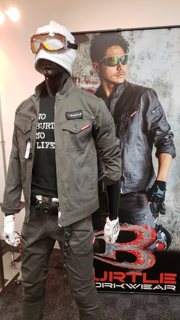 バートル 561 の作業服。スーパーストレッチでスリムシルエット仕様。