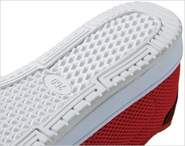 靴底は耐油ゴム底