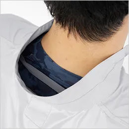 首元の隙間を減らす