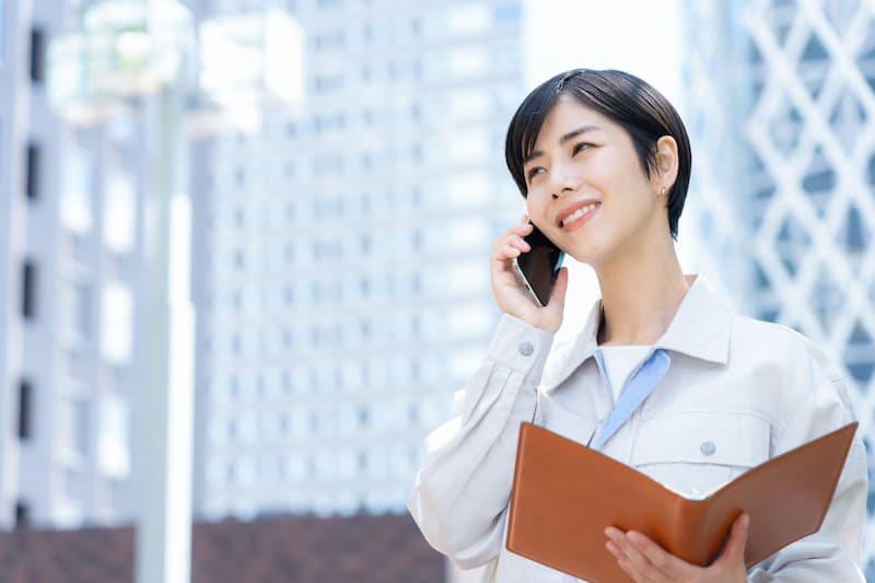 外回りなど社外の人に対応する場面