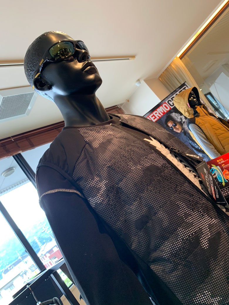 バートル3214軽防寒ベスト（カモフラブラック）アップ