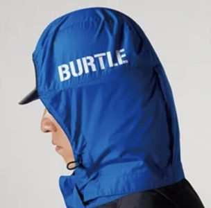 ヘルメットの上から被れる大型フード