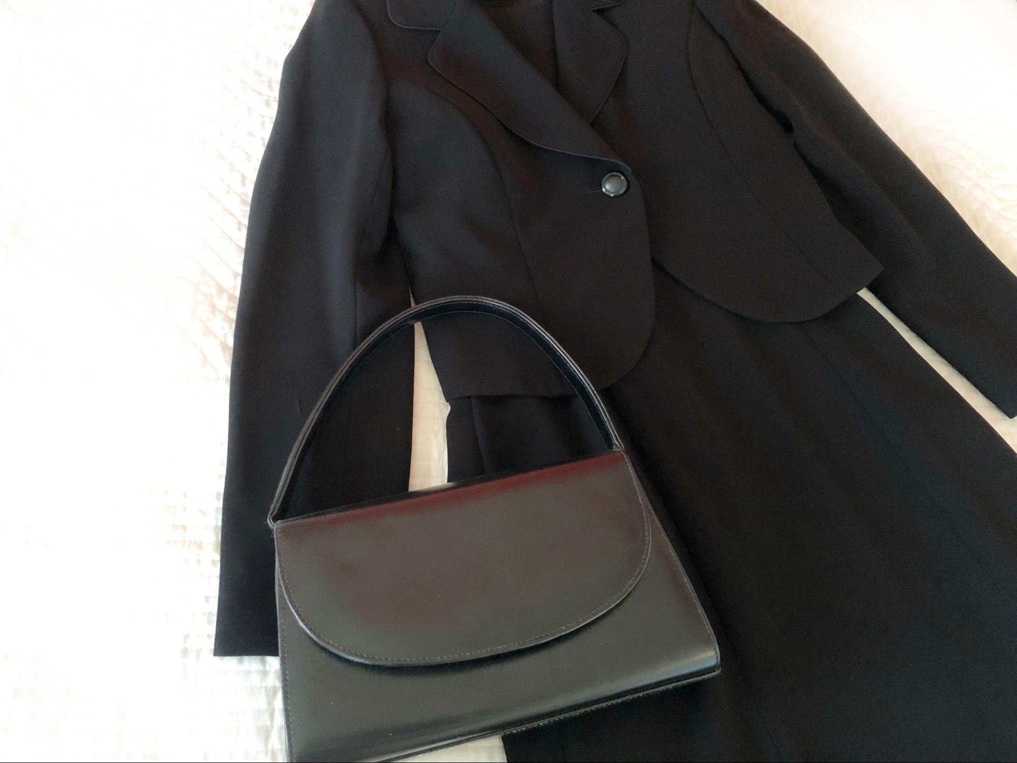 事務服を喪服として着てもいいの？