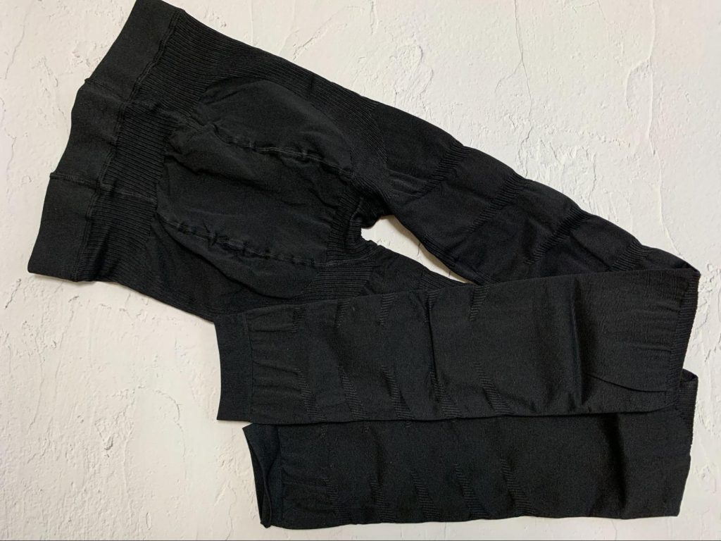 事務服スカートにレギンスを合わせても良い？