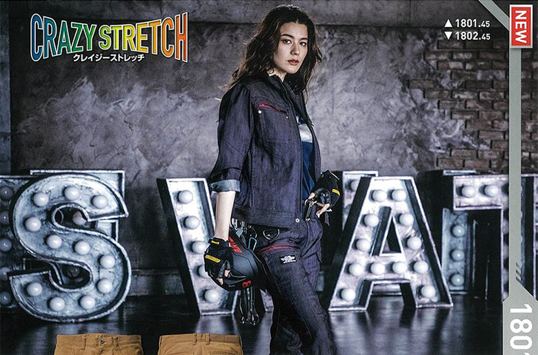 女性モデル 上着：バートル1801ジャケット（インディゴ） ズボン：バートル1802カーゴパンツ（インディゴ）