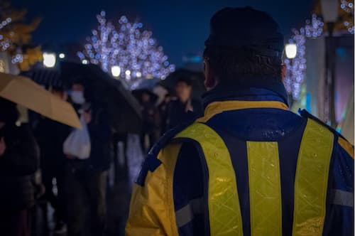派手・華美なアイテムは避ける